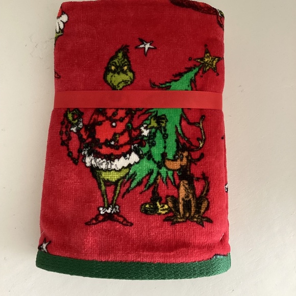 NWT PACK OF TWO GRINCH HAND TOWELS IN RED COLOR 16”x26” - Picture 8 of 9
